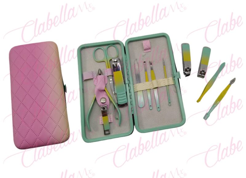 Kit para manicure o pedicure, incluye:  1 corta uñas de 8cm, 1 corta uñas de 6cm, 1 corta uñas 5.5, 1 corta uñas de 4.5cm, 1 alicata de 9.5cm, 1 tijera  de 8.5cm, 1 piza de 8.5cm  y 5 herramientas aprox de 8cm en estuche  tipo cartera de botón, surtido total piezas 12 ESPECIFICAR