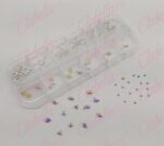 Decoración FIGURAS TORNASOL CON CRISTALES en diferentes tamaños para uñas, aprox 200 piezas en pastillero - estuche de plástico de 13x5cm con 12 divisiones y tapa individual, surtido (Figuras tornasol con cristales) (OFERTA)