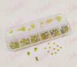 Decoración CRISTALES de plástico AMARILLO CON FIGURAS para uñas, aprox 400 piezas en pastillero - estuche de plástico de 13x5cm con 12 divisiones y tapa individual, surtido (pb)